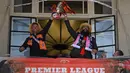 Manajer Luton Town, Rob Edwards (kiri) bersama Walikota Luton, Mohammed Yaqub Hanif mengangkat trofi ketika parade kemenangan di Luton, Inggris pada Senin (29/05/2023) waktu setempat. The Hatters sukses menyegel tiket promosi ke Liga Inggris 2023/2024 setelah memenangkan laga play-off divisi Championship melawan Covetry City 6-5 melalui adu penalti di Wembley, Sabtu (27/5/2023). (AFP/Daniel Leal)