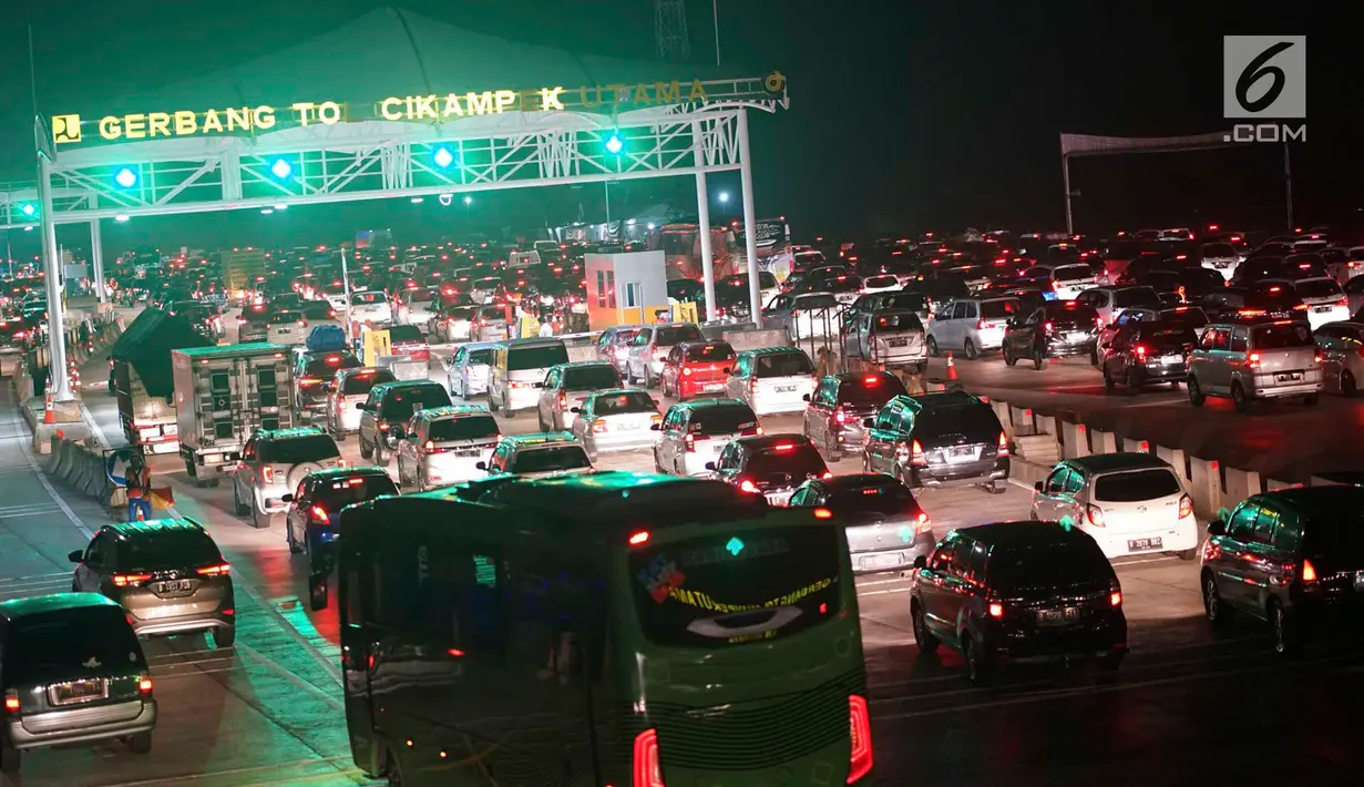 Kendaraan pemudik memadati sekitar Gerbang Tol Cikampek Utama, Jawa Barat, Jumat (7/6/2019). Banyaknya pemudik yang mulai kembali ke Ibu kota menyebabkan peningkatan volume kendaraan sehingga menyebabkan arus lalu lintas kian padat. (Liputan6.com/Immanuel Antonius)