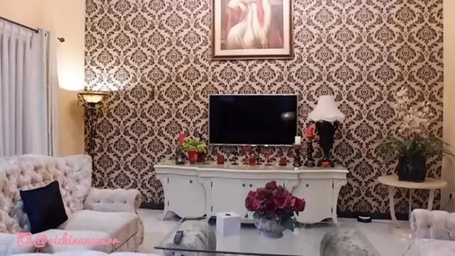 7 Potret Rumah Rizky Nazar, Dominasi Warna Emas dan Ada Lukisan Karya Sang Ayah