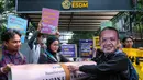 Sebagai informasi, TAFF merupakan konferensi internasional pertama yang khusus membahas perencanaan dan pelaksanaan penghentian ketergantungan global pada bahan bakar fosil secara adil. Tampak dalam foto, seorang aktivis lingkungan (kanan), mengenakan topeng Menteri Energi dan Sumber Daya Mineral, Bahlil Lahadalia, saat unjuk rasa mendesak pemerintah Indonesia untuk menunjukkan komitmen terhadap transisi dari bahan bakar fosil di depan kantor Kementerian Energi dan Sumber Daya Mineral (ESDM), Jakarta, Rabu 22 April 2026. (BAY ISMOYO/AFP)