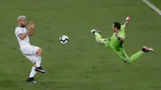 Penyerang Argentina, Sergio Aguero (kiri) berebut bola dengan kiper Kolombia, David Ospina saat bertanding pada grup B Piala Copa America 2019 di Arena Fonte Nova di Salvador, Brasil (15/6/2019). Kolombia menang atas Argentina 2-0. (AP Photo/Eraldo Peres)