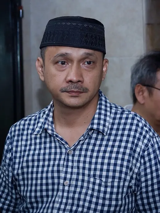 "Mama orangtua paling hebat. Saya syuting, rekaman dari dulu mama selalu nemenin. Kalau ke lokasi selalu bawa roti. Itu terkenal, hidupnya banyak mikirin orang. Hidupnya sendiri kadang ga dipikirin," ujar Adi. (Galih W. Satria/Bintang.com)