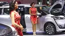 Model berdiri di samping mobil Toyota  saat pameran otomotif Gaikindo Indonesia International Auto Show (GIIAS) di ICE BSD, Tangerang Selatan, (11/08). Tercatat, 22 kendaraan model baru akan diluncurkan. (Liputan6.com/Fery Pradolo)