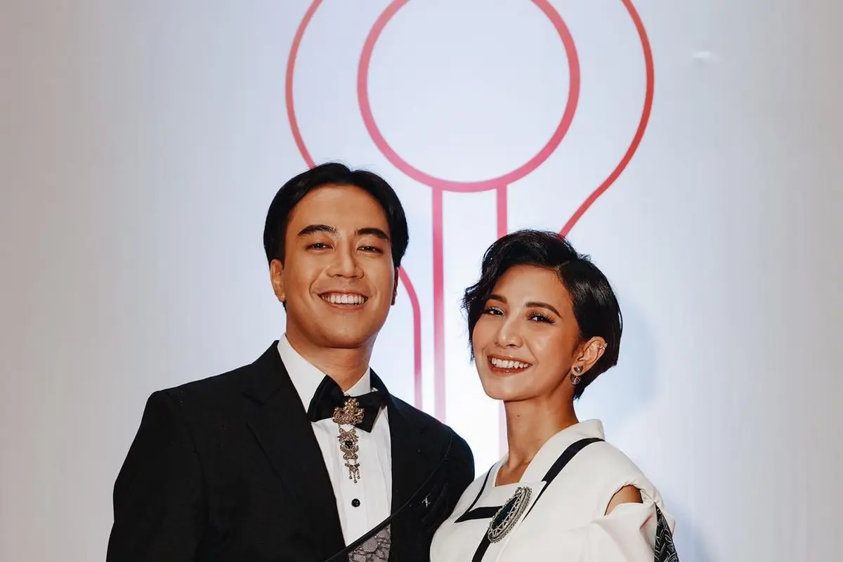 6 Potret Vidi Aldiano dan Sheila Dara Aisha di Red Carpet FFI 2022