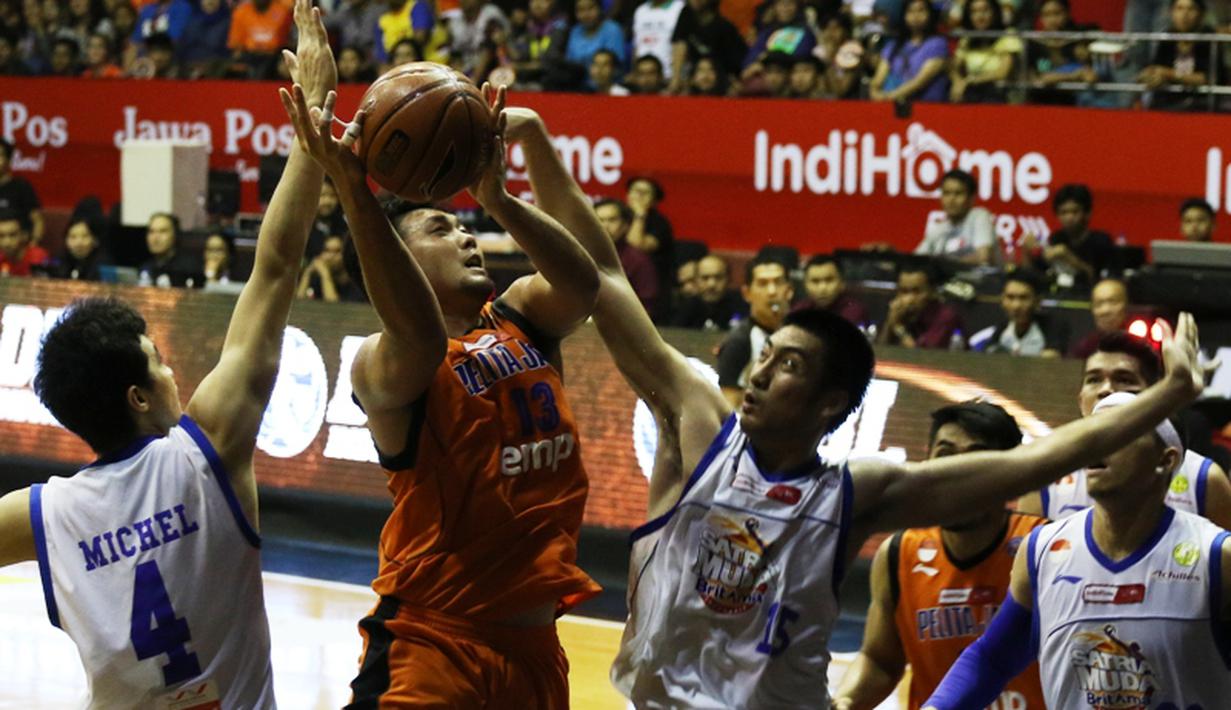 Pemain Pelita Jaya, Ponsianus Nyoman Indrawan, berusaha memasukkan bola ke jaring Satria Muda Britama. (Bola.com/Arief Bagus)