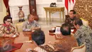 Pertemuan Presiden Joko Widodo (Jokowi) dengan empat pimpinan KPK di Istana Merdeka, Jakarta, Jumat (5/5). Presiden Jokowi sendiri menegaskan bahwa pemerintah selalu mendukung langkah KPK agar Indonesia bebas dari korupsi. (Liputan6.com/Angga Yuniar)