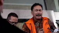 Bupati Tapanuli Tengah, Sumatera Utara, Raja Bonaran Situmeang usai diperiksa penyidik KPK di Gedung KPK, Jakarta, Jumat (24/10/2014) (Liputan6.com/Johan Tallo)