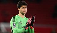 Kiper Manchester United asal Belgia bernomor punggung 31, Senne Lammens, memberikan tepuk tangan kepada penonton di akhir pertandingan Liga Inggris antara Manchester United dan Bournemouth di Old Trafford, Manchester, barat laut Inggris, pada 15 Desember 2025. (PETER POWELL/AFP)