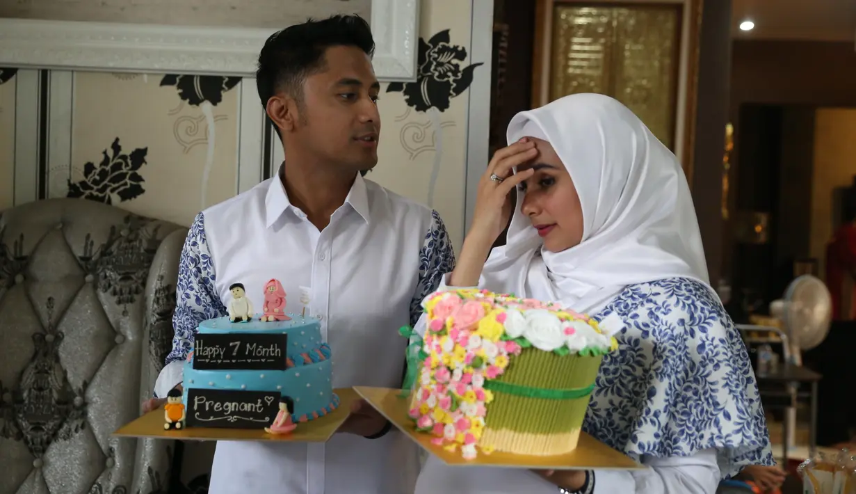 "Dari jam 2 kurang tadi khatam Alquran. Lalu baca Surat Yasin dan Yusuf yang dibaca langsung oleh bunda. Ada kasidahan juga. Ya harapannya biar ganteng dan jadi anak saleh," kata Hengky Kurniawan dilansir dari Liputan6.‎ (Nurwahyunan/Bintang.com)