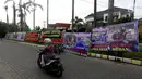 Sejumlah karangan bunga dan ucapan selamat untuk Kahiyang-Bobby terpampang di pinggir jalan Komplek Bukit Hijau Regency (BHR), Medan, Kamis (23/11). (Liputan6.com/JohanTallo)
