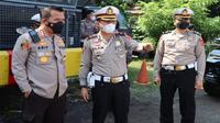 Kapolresta Cirebon Kombes Pol Arief Budiman bersama jajarannya meninjau kesiapan rambu-rambu untuk mengawal arus mudik Lebaran 2022. Foto (Istimewa)