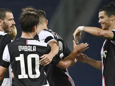 Striker Juventus, Cristiano Ronaldo, melakukan selebrasi bersama Paulo Dybala usai membobol gawang Bologna pada laga Serie A di Stadion Renato Dall'Ara, Senin (22/6/2020). Juventus menang 2-0 atas Bologna. (AP/Massimo Paolone)