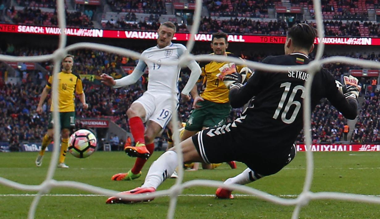 Striker Inggris, Jamie Vardy, mencetak gol ke gawang Lithuania. Setelah Jermain Defoe membuka skor pada menit ke-22, Jamie Vardy menggandakannya lewat gol di menit ke-66. (AFP/Adrian Dennis)