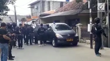 Tim Densus 88 Antiteror Polri melakukan penggerebekan di rumah tiga terduga teroris, di Jalan Gempol, Kunciran, Kelurahan Pinang, Tangerang.