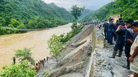 Tim penyelamat mencari korban selamat di Sungai Trishuli, Nepal setelah tanah longsor menyapu dua bus pada 12 Juli 2024. (AFP)