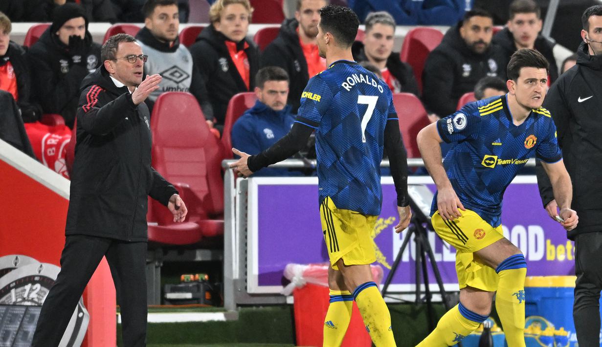 Cristiano Ronalado digantikan oleh Harry Maguire pada menit ke-71 itu tampak memperlihatkan sikap kecewa. (AFP/Ben Stansall)