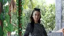 "Yang Gerhana Matahari aku sih belum baca. Tapi tertarik, aku kepo sih mau lihat yang di pulau Jawa aja. Tanggal 9 Maret, Hari Nyepi dong? Wah bisa pergi tuh saya," ujar Karina Nadila. (Nurwahyunan/Bintang.com)