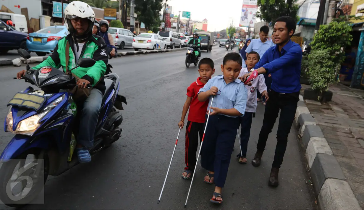 Siswa PSBN Cahaya Bathin penyandang tuna dan penglihatan terbatas mengikuti praktik orientasi mobilitas di Cawang, Jakarta, Selasa (11/4). Praktik ini melatih kemandirian siswa menghadapi situasi apapun dalam kesehariannya. (Liputan6.com/Gempur M Surya)