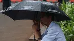 Jaringan Solidaritas Korban melakukan aksi Kamisan ke-562 di depan Istana Merdeka, Jakarta, Kamis (15/11). Mereka meminta pemerintah segera menyelesaikan kasus pelanggaran HAM berat masa lalu khususnya Tragedi Semanggi 1. (Liputan6.com/Helmi Fithriansyah)