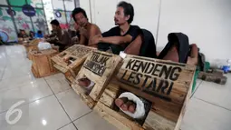 Petani saat berada di kantor LBH Jakarta, Jakarta, Sabtu (18/3). Aksi mencor kaki mereka lakukan hingga izin lingkungan baru bagi PT Semen Indonesia yang telah diteken Gubernur Jateng Ganjar Pranowo, dicabut kembali. (Liputan6.com/Johan Tallo)