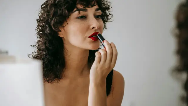 Wanita dengan lipstick merah