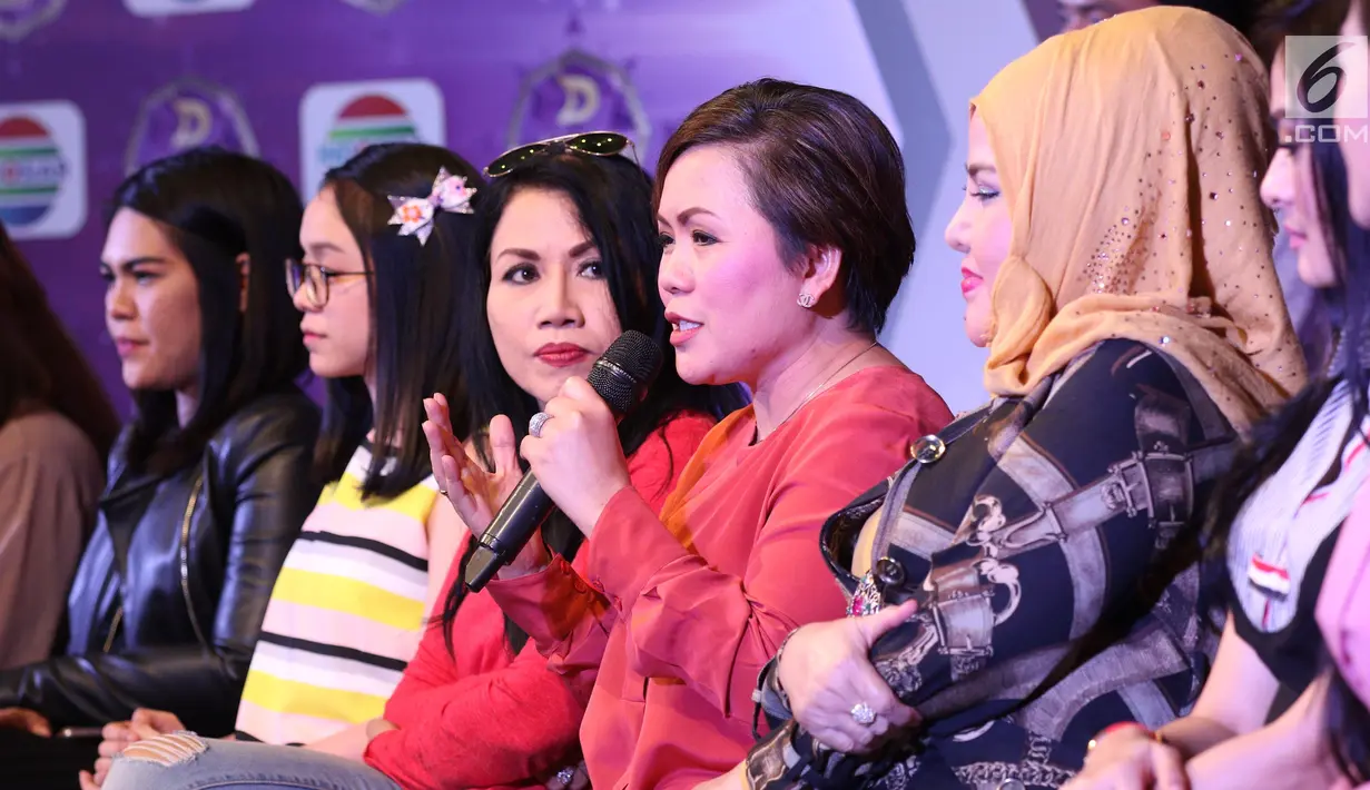 Direktur Programming SCM Harsiwi Achmad saat konferensi pers program D'Academy Menggoyang Indonesia 2017 di SCTV Tower, Jakarta, Kamis (7/9). DAMI 2017 akan disiarkan secara live oleh Indosiar setiap Sabtu dan Minggu malam. (Liputan6.com/Helmi Afandi)