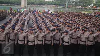 Ratusan personil pengamanan melakukan apel di Bundaran HI, Jakarta, Minggu (1/5). Sebanyak 8.153 petugas dari Polri, TNI, Satpol PP, dan Dinas Perhubungan dikerahkan untuk mengamankan peringatan May Day 2016. (Liputan6.com/Angga Yuniar)