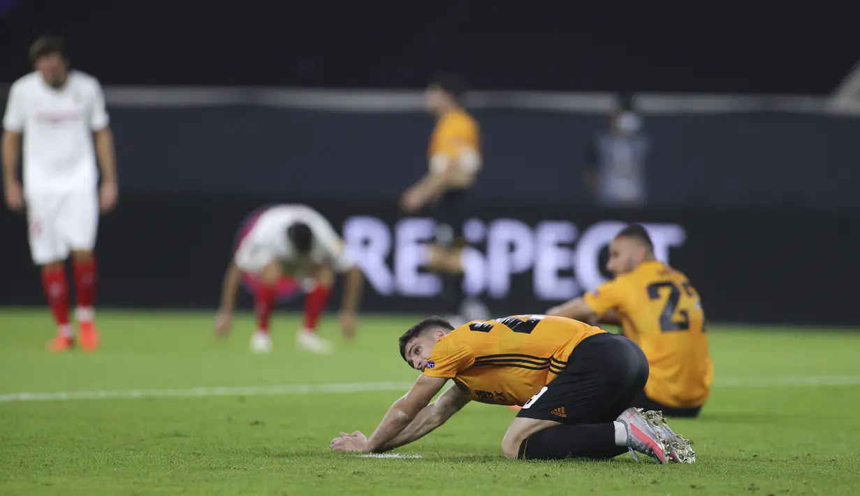 Reaksi para pemain Wolverhampton Wanderers usai menghadapi Sevilla pada pertandingan perempat final Liga Europa di MSV Arena, Duisburg, Jerman, Selasa (11/8/2020). Sevilla lolos ke semifinal usai mengalahkan Wolverhampton Wanderers 1-0. (Friedemann Vogel, Pool Photo via AP)