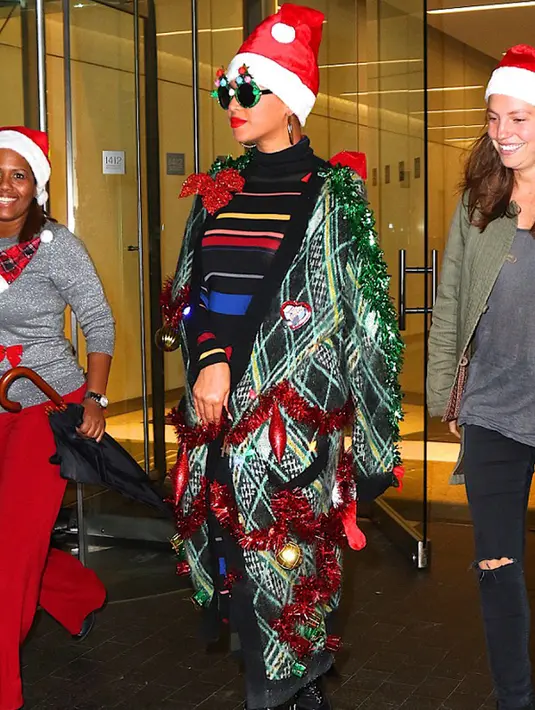 Penyanyi Beyonce tampil dihiasi berbagai dekorasi Natal di New York City, Senin (14/12/2015) malam. Pemenang 17 Grammy Awards itu melengkapi gaya busananya dengan topi sinterklas dan kacamata hitam ber-frame dalam nuansa hijau dan merah. (dailymail.co.uk)
