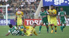 Gresik United gagal mengamankan poin penuh pada laga versus PS TNI pada lanjutan Torabika Soccer Championship (TSC) 2016 presented by IM3 Ooredoo di Stadion Tri Dharma, Gresik, Minggu (22/5/2016). (Bola.com/Fahrizal Arnas)