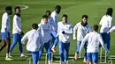 Pertandingan Olympiacos vs Real Madrid akan berlangsung di Karaiskakis Stadium, pada Kamis 27 November 2025, pukul 03.00 WIB. Tampak dalam foto, gelandang Real Madrid asal Inggris, Jude Bellingham (tengah) dan rekan-rekannya berlatih selama sesi latihan jelang matchday 5 league phase Liga Champions 2025/2026 melawan Olympiakos FC di Real Madrid Sports City, Valdebebas, pada Selasa 25 November 2025. (Javier SORIANO/AFP)