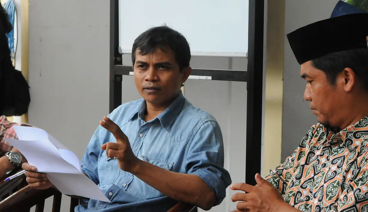 Roy Salam saat diskusi menuntut Komisi Pemilihan Umum (KPU) ungkap sedot data pemilu 2014 dan menolak kenaikan dana kehormatan KPU, Jakarta, Senin (13/4/2015). (Liputan6.com/Herman Zakharia)