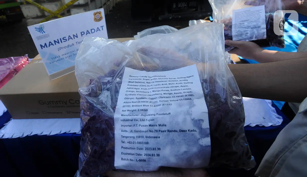 Barang tersebut terdiri atas produk perdagangan seperti jamu, bahan makanan, parfum, produk kesehatan hingga tembaga. (merdeka.com/Arie Basuki)
