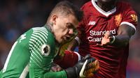 Kaki dari penyerang Liverpool, Sadio Mane, mendarat di wajah kiper Manchester City, Ederson Moraes, pada laga Premier League di Stadion Ettihad, Manchester, Sabtu (9/9/2017). Akibat insiden ini Ederson mengalami luka parah. (AFP/Oli Scarff) 