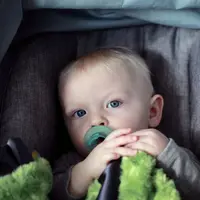 Memberikan anak pengamanan ketika bepergian jauh. (unsplash.com/@sharonmccutcheon)