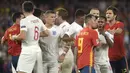 Para pemain Inggris bersitegang dengan pemain Spanyol pada laga UEFA Nations League di Stadion Benito Villamarin, Sevilla, Senin (15/10). Spanyol kalah 2-3 dari Inggris. (AFP/Jorge Guerrero)