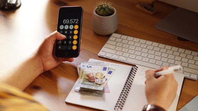 Ilustrasi mengatur keuangan, literasi keuangan