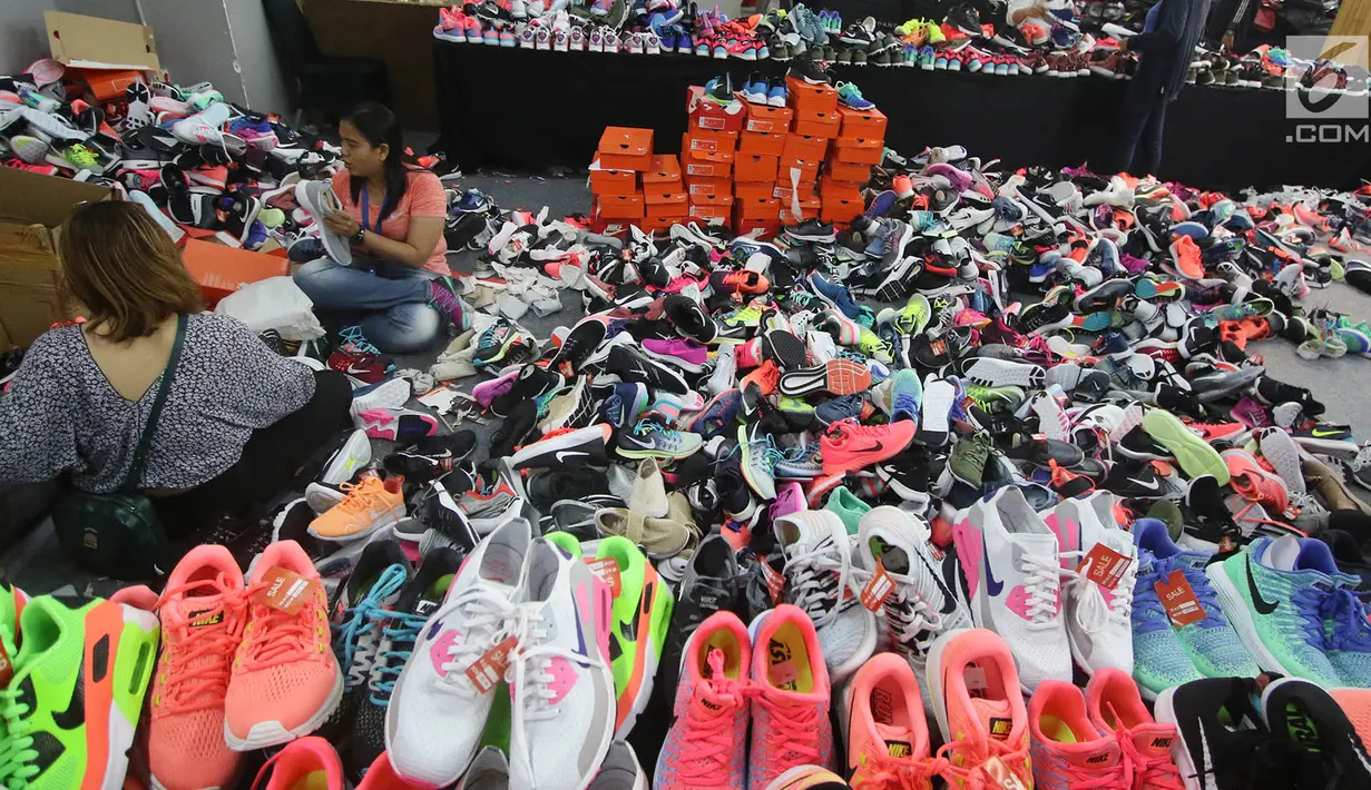 Pengunjung memilih produk yang ditawarkan dalam diskon sepatu bermerek Nike di Mal Grand Indonesia, Jakarta, Rabu (23/8). Diskon besar-besaran itu berlangsung sejak 21 hingga 27 Agustus 2017 mendatang. (Liputan6.com/Immanuel Antonius)