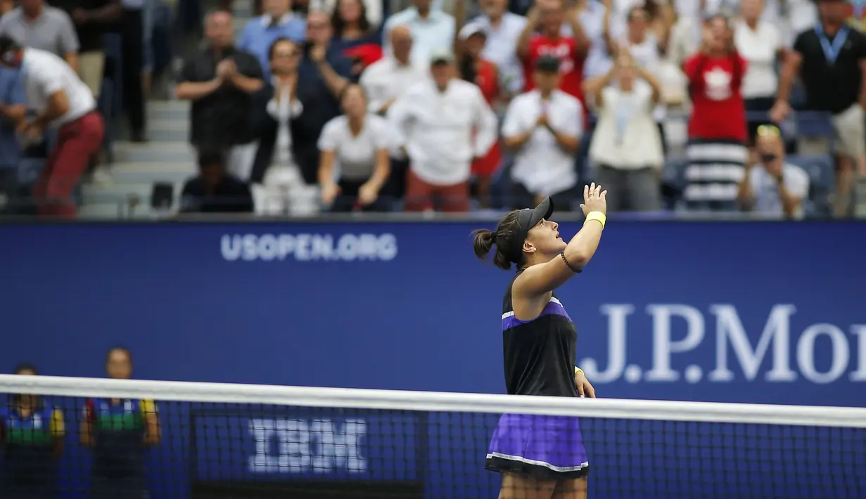 Petenis Kanada, Bianca Andreescu (19) berselebrasi usai mengalahkan Serena Williams dari AS pada pertandingan final tunggal putri AS Terbuka 2019 di New York (7/9/2019). Andreescu menjadi petenis pertama asal Kanada yang berhasil meraih gelar grand slam. (AP Photo/Eduardo Munoz Alvarez)
