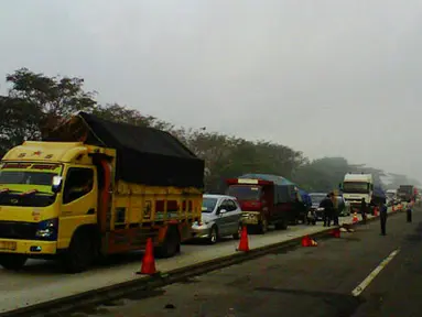 Citizen6, Serang: Terjadi kemacetan di tol Serang menuju Tangerang. Rabu (15/6). Hal ini disebabkan karena jalan sedang diperbaiki dan dilakukan peninggian. (Pengirim: Suptin) 