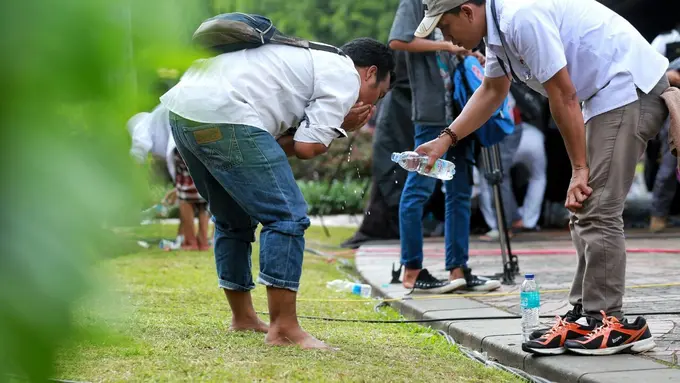 Demo 2 Desember, Indahnya Berbagi Air Wudu