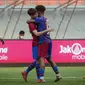 Pemain Barcelona U-18 Jan Molina Vilaseca (kedua kiri) berpelukan dengan Jorge Javier Espinal Díaz saat melawan Bali United U-18 pada pertandingan International Youth Championship (IYC) 2021 di Jakarta International Stadium (JIS), Jakarta, Minggu (17/4/2022). (Liputan6.com/Faizal Fanani)