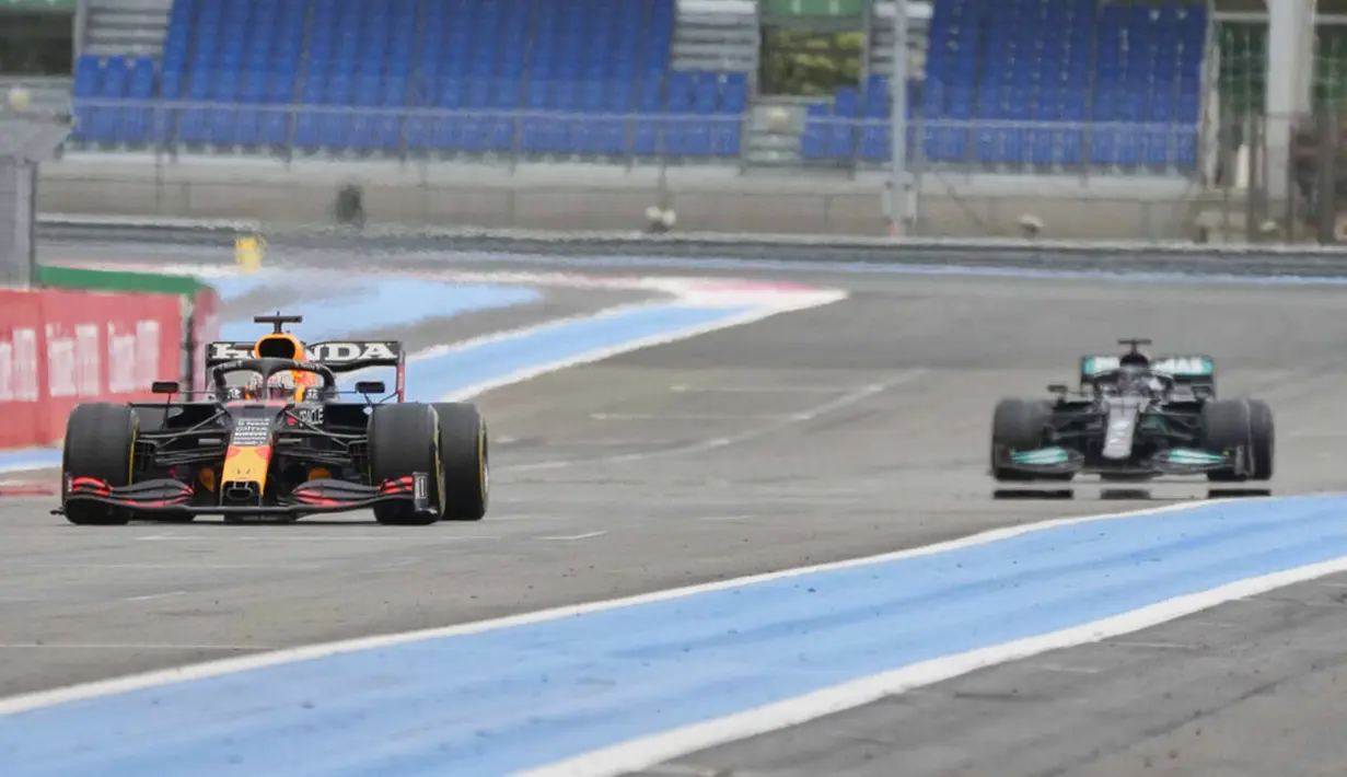 Pembalap Max Verstappen sebelum melintasi garis finis untuk memenangkan F1 GP Prancis di Sirkuit Paul Ricard, Le Castellet, Prancis, Minggu (20/6/2021). Max Verstappen tercepat di F1 GP Prancis. (AP Photo/Francois Mori)
