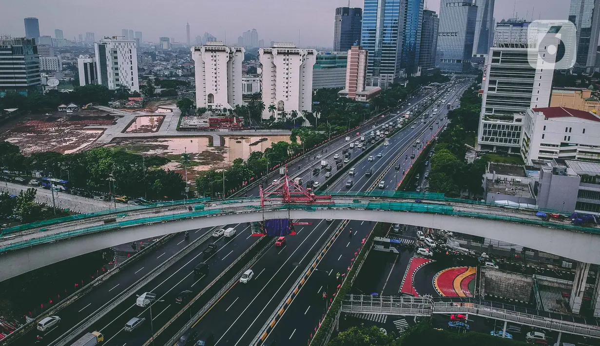 Foto udara pembangunan jalur kereta lintas rel terpadu (LRT) Jabodebek di Jakarta, Selasa (7/1/2020). Longspan Kuningan proyek LRT Jabodebek yang menjadi jembatan lengkung paling panjang di Indonesia memiliki panjang jembatan 148 meter dengan radius lengkungan 115 meter. (Liputan6.com/Faizal Fanani)