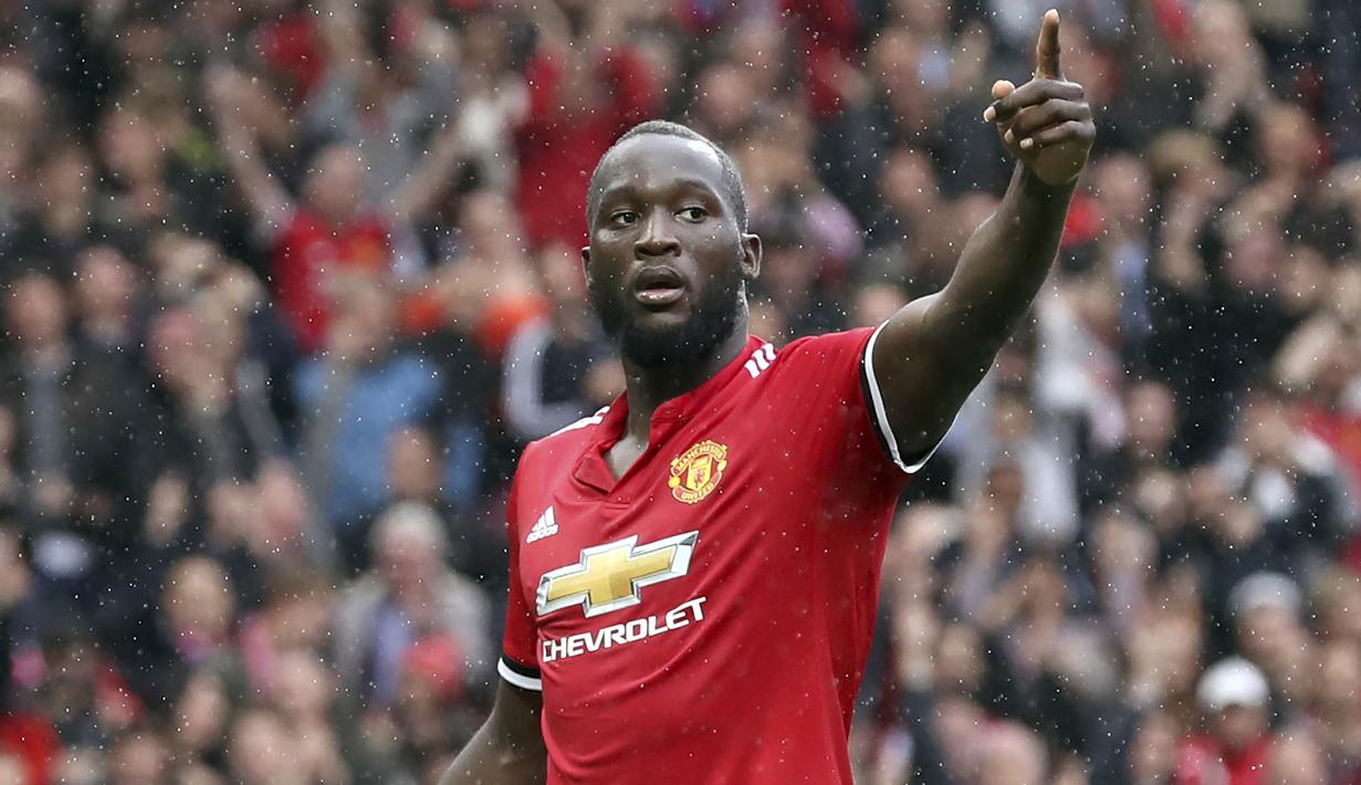 Striker Manchester United, Romelu Lukaku, merayakan gol yang dicetaknya ke gawang Crystal Palace pada laga Premier League di Stadion Old Trafford, Manchester, Sabtu (30/9/2017). MU menang 4-0 atas Palace. (AP/Martin Rickett)