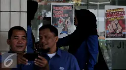Aksi penolakan perpanjangan pengelolaan JICT ditempel di sekitar lokasi aksi Tanjung Priok, Jakarta, Selasa (28/7/2015). Mereka menilai perpanjangan konsesi melanggar UU. (Liputan6.com/JohanTallo)