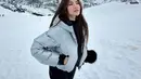 Mahalini mengenakan down jacket ski warna silver dari Zara, seharga Rp4 jutaan. Dipadukan inner dan celana hitam.  [@mahaliniraharja]