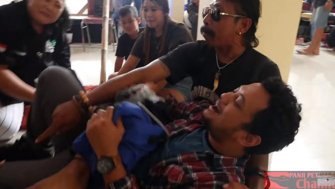 Panji bawa ular masuk mall (Sumber: YouTube/Panji Petualang)