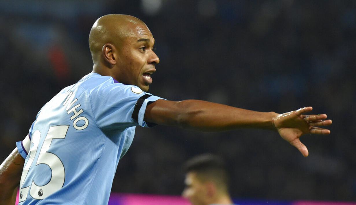 Gelandang Manchester City, Fernandinho, saat melawan Sheffield United pada laga Premier League 2019 di Stadion Etihad, Minggu (30/12). Manchester City menang 2-0 atas Sheffield United. (AP/Rui Vieira)