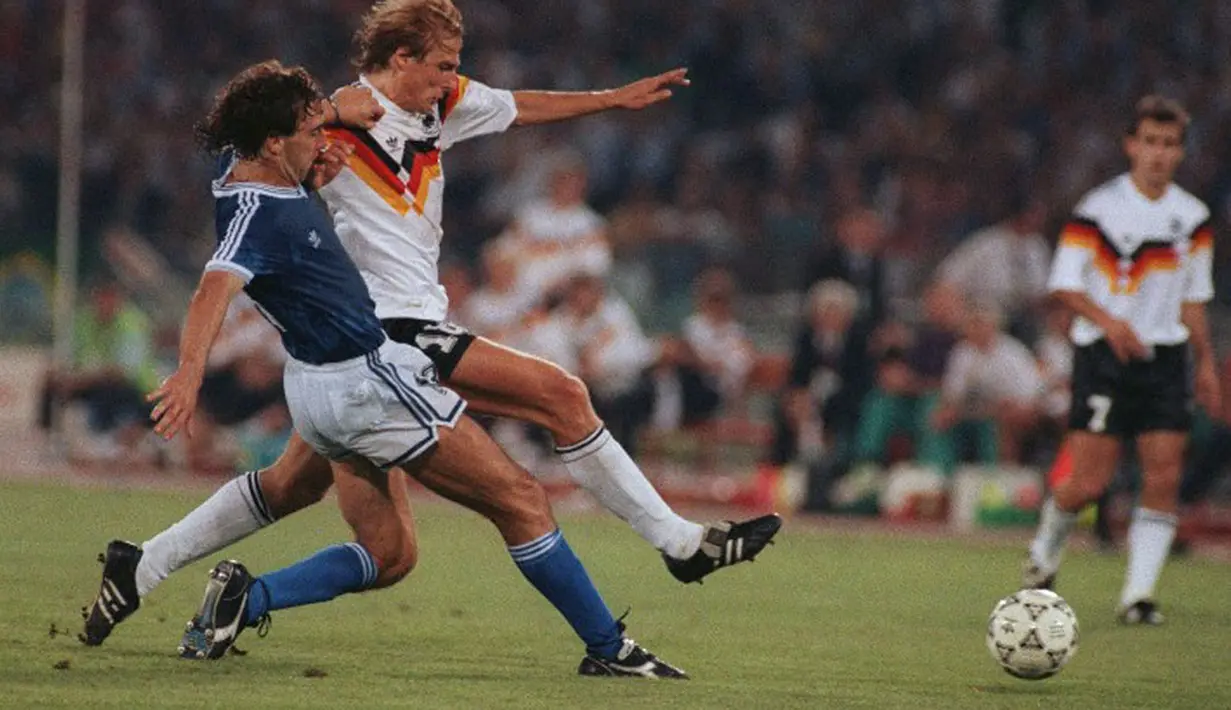 Jerman Barat unggul 1-0 atas Argentina di Final Piala Dunia Roma 1990. Tampak, pemain depan Jerman Barat, Rudi Voeller berebut bola dengan Ernesto Simon (Argentina - kiri), 8 Juli 1980, (AFP PHOTO)